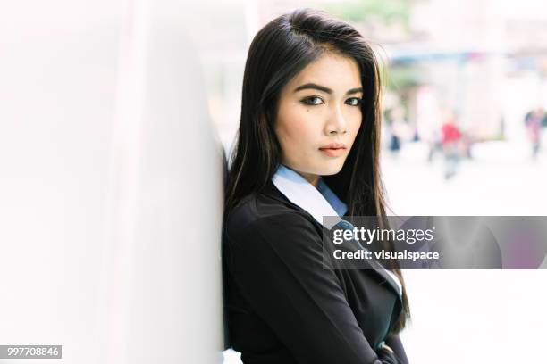 retrato de uma jovem mulher asiática, encostado a uma parede. - vanguardians - fotografias e filmes do acervo