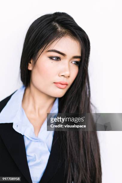 retrato de uma jovem mulher asiática de pé contra a parede. - vanguardians - fotografias e filmes do acervo
