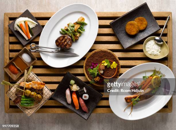 japanese dinner set mezza with sushi, roasted beef, snapper, veg - veg out imagens e fotografias de stock