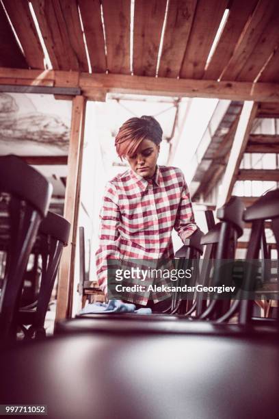 weibliche fabrikarbeiter reinigung neu gemacht stühle - aleksandar georgiev stock-fotos und bilder