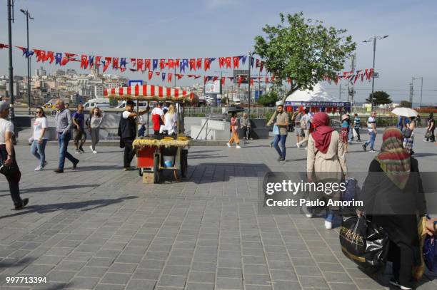 daily life - eminomu district of istanbul,turkey - paulo amorim stock pictures, royalty-free photos & images