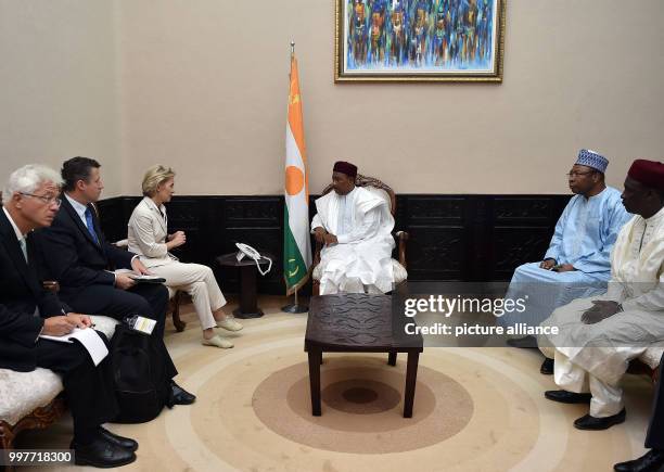 German Defence Minister Ursula von der Leyen speaks with the Prime Minister of Niger Mahamadou Issoufou in Niamey, Niger, 31 July 2017. Photo: Britta...