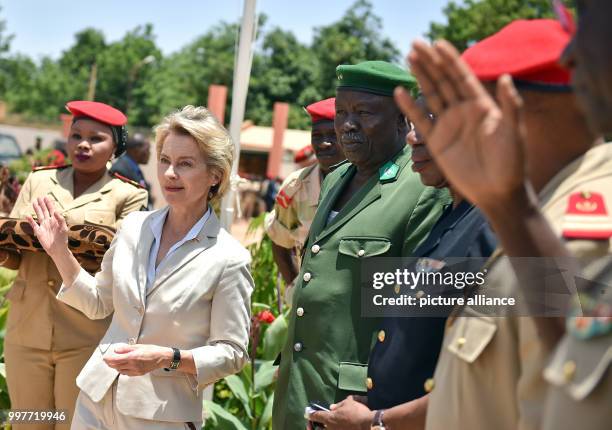 Bundesverteidigungsministerin Ursula von der Leyen trifft am in Niamey im afrikanischen Niger den nigrischem Innenminister Mohamed Bazoum zur...