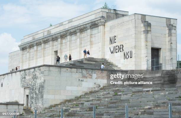 July 2018, Germany, Nuremberg: The words 'NIE WIEDER NSU' on the stone grandstand of the former Nazi party rally grounds. In the trial against the...