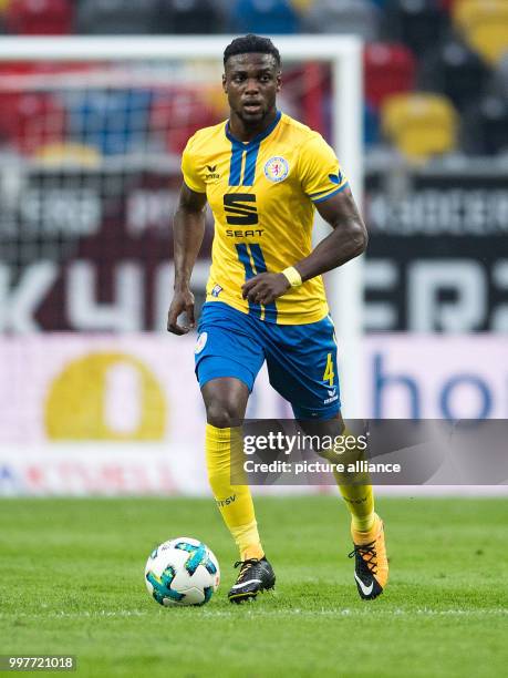 Bundesliga, Fortuna Düsseldorf - Eintracht Braunschweig, 1. Spieltag am in der ESPRIT-Arena in Düsseldorf . Braunschweigs Joseph Baffo spielt den...