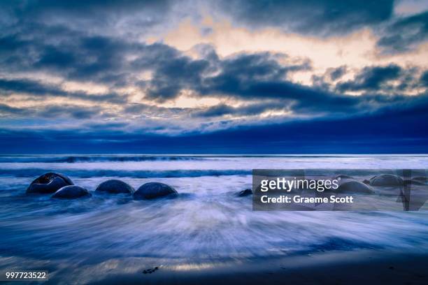 moeraki boulders before dawn at high tide - moeraki boulders ストックフォトと画像