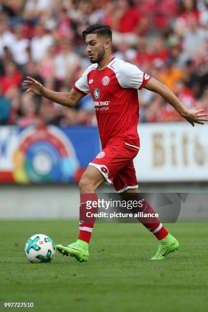 Mainz's José Rodriguez dribbles the ball during the international club friendly soccer match between FSV Mainz 05 and Newcastle United in Mainz,...