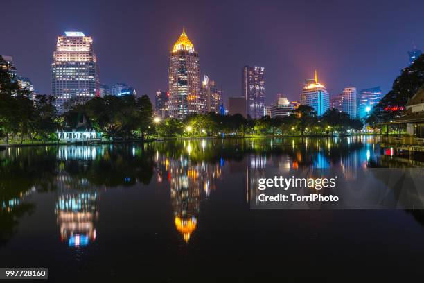 night bangkok cityscape from lumpini park - silom foto e immagini stock