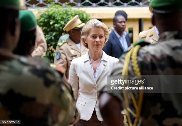 German Defence Ministe Ursula von der Leyen being received with military honours in Bamako, Mali, 01 August 2017. Photo: Britta Pedersen/dpa