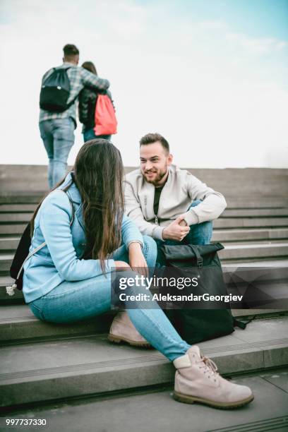 deux couples d’étudiants vous amuser sur escalier en centre ville, après l’école - aleksandar georgiev photos et images de collection