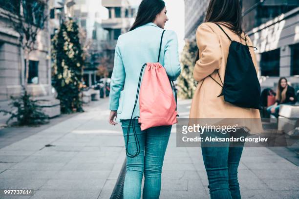 weibliches paar geht zur universität durch innenstadt - aleksandar georgiev stock-fotos und bilder
