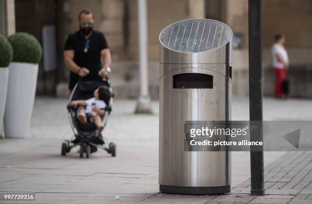 Solar-powered rubbish bin Stuttgart, Germany, 2 August 2017. The bin uses the power gleaned from the sun to compress the rubbish deposited in it. The...