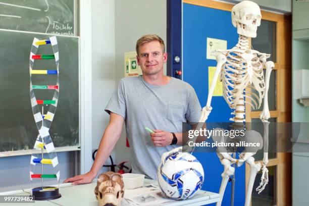 Dpatop - Former professional soccer player Tobias Rau pictured in a classroom of a comprehensive school in Borgholzhausen, Germany, 17 May 2017. The...