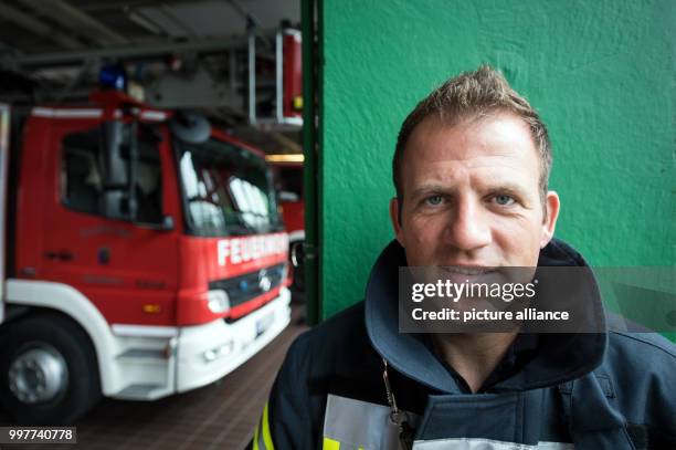 Der ehemalige Fußballprofi und jetzige Feuermann Christian Mikolajczak, aufgenommen am in der Feuerwache in Oberhausen . Photo: Bernd Thissen/dpa