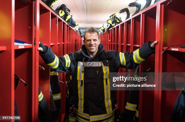 Der ehemalige Fußballprofi und jetzige Feuermann Christian Mikolajczak, aufgenommen am in der Feuerwache in Oberhausen . Photo: Bernd Thissen/dpa