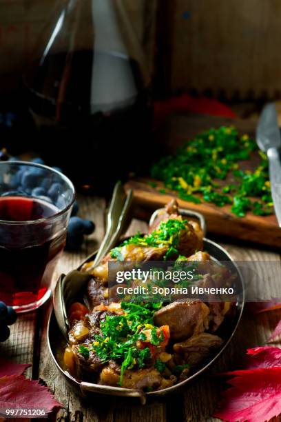 ossobuco milanese.style rustic. - milanese stockfoto's en -beelden