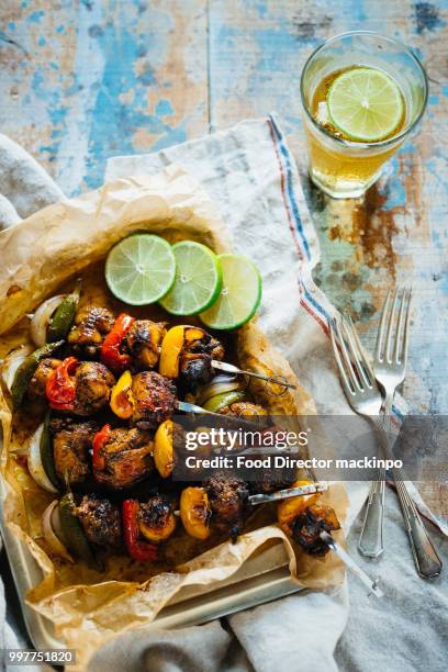 jerk chicken skewers and jamaican rum. - jerk chicken stockfoto's en -beelden