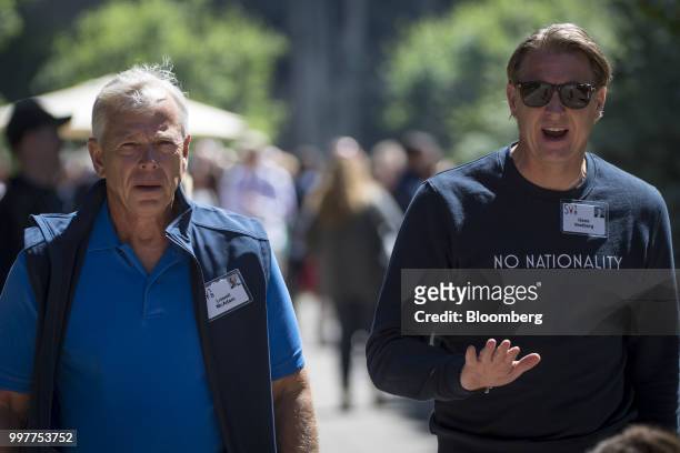 Lowell McAdam, chairman and chief executive officer of Verizon Communications Inc., left, and Hans Vestberg, chief technical officer of Verizon...