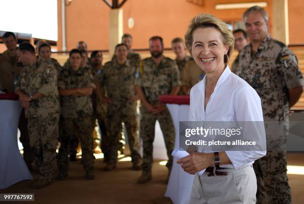 German Defence Minister Ursula von der Leyen meets German soldiers in the military camp Vie in Niamey, Niger, 31 July 2017. Photo: Britta Pedersen/dpa