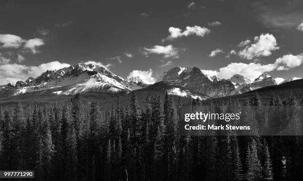 mountain peaks around the valley of the ten peaks (black & white) - valley of the ten peaks stock-fotos und bilder