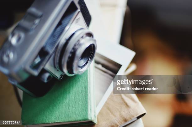 classic camera on stack of books - e reader - fotografias e filmes do acervo