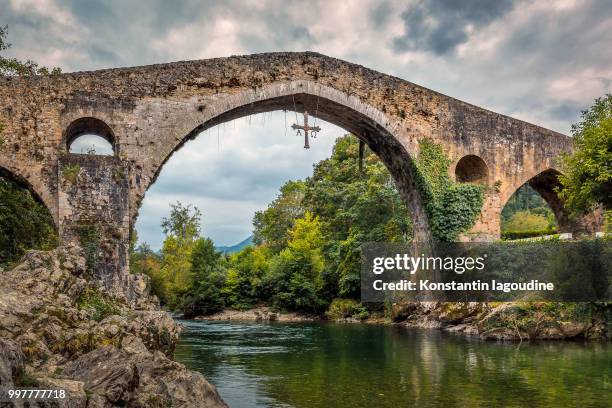 roman bridge - romeinse brug stockfoto's en -beelden