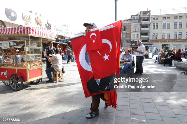 street sellers in istanbul,turkey - paulo amorim stock pictures, royalty-free photos & images