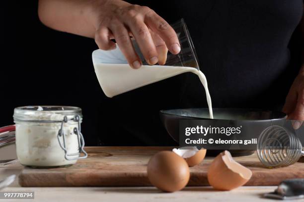 prepare a cake - massa fotografías e imágenes de stock