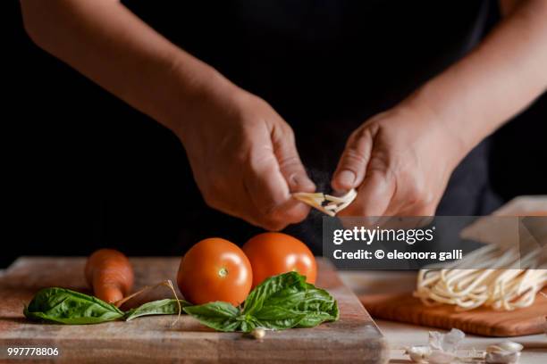 prepare spaghetti - cucinare fotografías e imágenes de stock