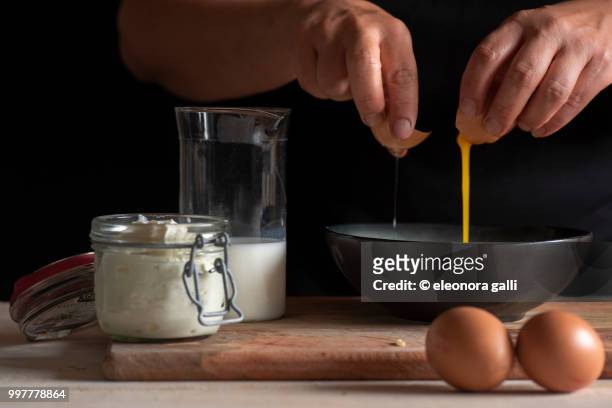 break the egg - massa 個照片及圖片檔