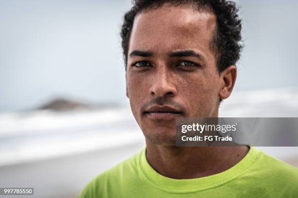 retrato de un hombre en la playa - inmigrante fotografías e imágenes de stock