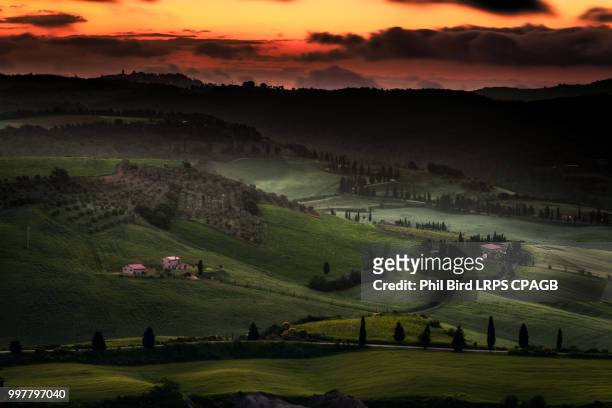 sunrise over val d'orcia tuscany - val dorcia 個照片及圖片檔