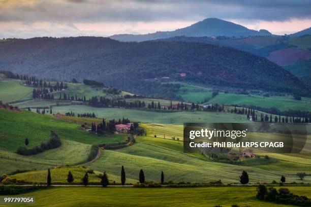 view of val d'orcia in tuscany - val dorcia 個照片及圖片檔