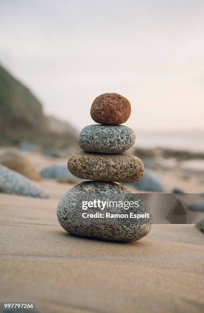 Balance 3 Rocks Four Rocks Stacked Photos et images de collection - Getty Images