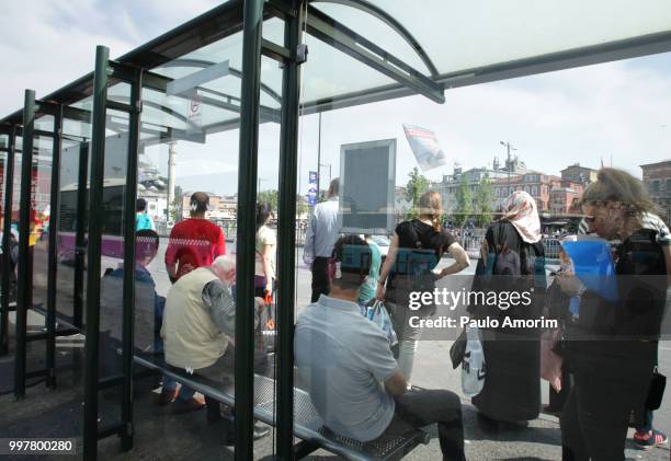 people at bus stop in istanbul,turkey - paulo amorim stock pictures, royalty-free photos & images