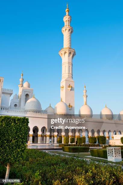 sheikh zayed white mosque in abu dhabi, uae - zayed stock-fotos und bilder