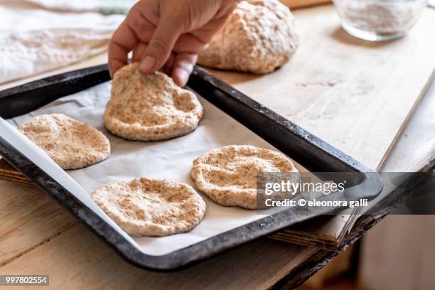 prepare the scones - massa fotografías e imágenes de stock