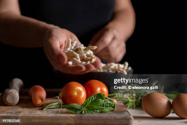 prepare pasta - cucinare fotografías e imágenes de stock