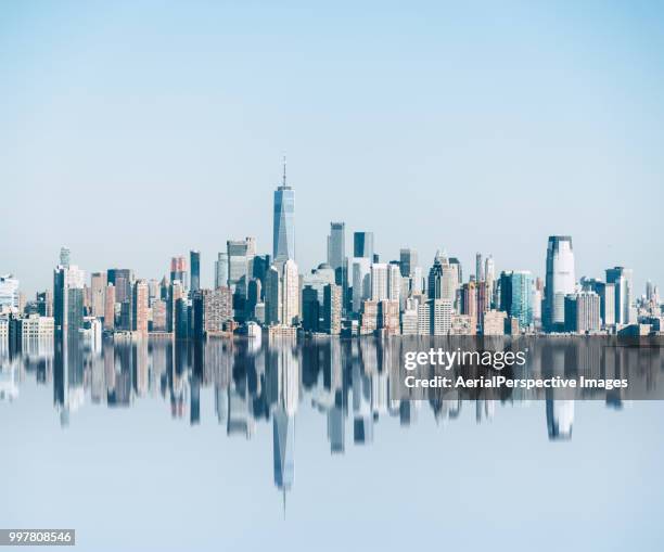 reflective skyline of lower manhattan - unendlich stock-fotos und bilder