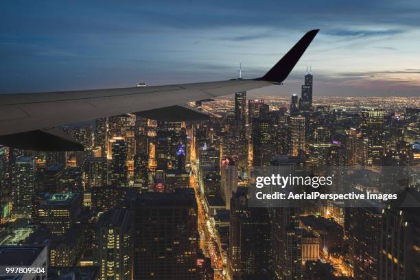 airplane wing over chicago / illinois - growing signs of resictence and protest are found in liberal neighborhood in northwest philadelpha pa stockfoto's en -beelden