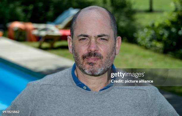 Uly 2018, Wedel, Germany: Edward Berger, director of the film "Geschwister" poses on set. Photo: Axel Heimken/dpa