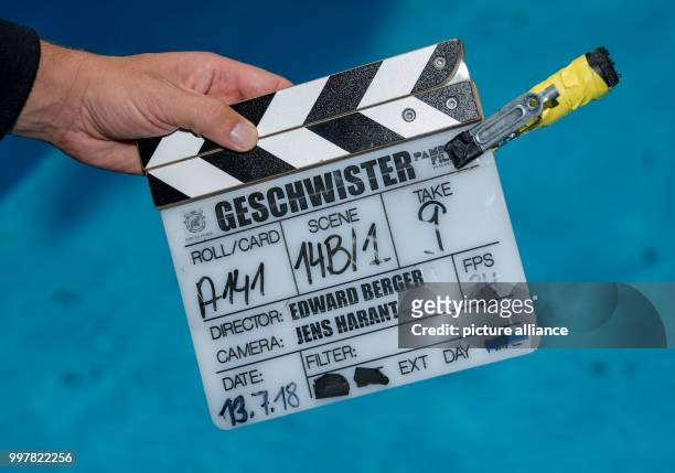 July 2018, Wedel, Germany: An assistant holds a clapperboard on set of the film "Geschwister". Photo: Axel Heimken/dpa