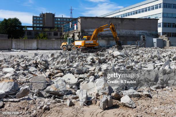 a digger demolishing houses for reconstruction - 拆除 活動 個照片及圖片檔