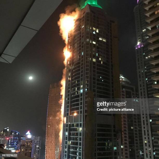 Flammen und Rauch dringen am aus dem Hochhaus «The Torch» in Dubai . In einem der höchsten Wolkenkratzer der Golfmetropole Dubai ist nach...