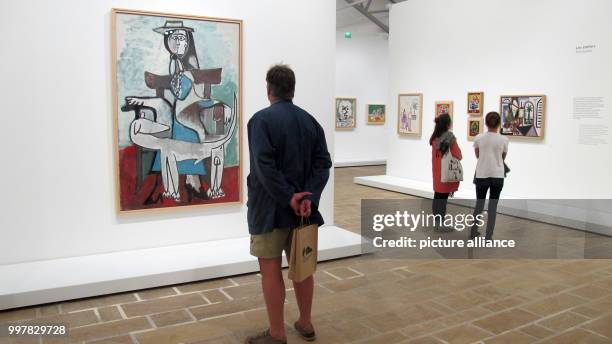 Ein Besucher betrachtet das Picasso-Werk «Jacqueline mit Kaboul» am in der Picasso-Ausstellung in Landerneau . Picasso werden in den nächsten Monaten...