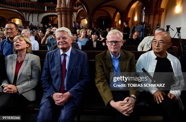 Chinese exiled writer Liao Yiwu, Pulitzer Prize-winning author and journalist Ian Johnson, former German President Joachim Gauck and his partner...
