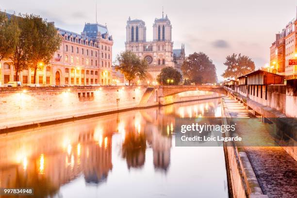 early morning dawn in paris - lagarde fotografías e imágenes de stock