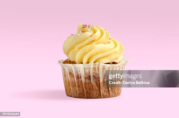 strawberry cupcakes with butter cream - cupcake foto e immagini stock