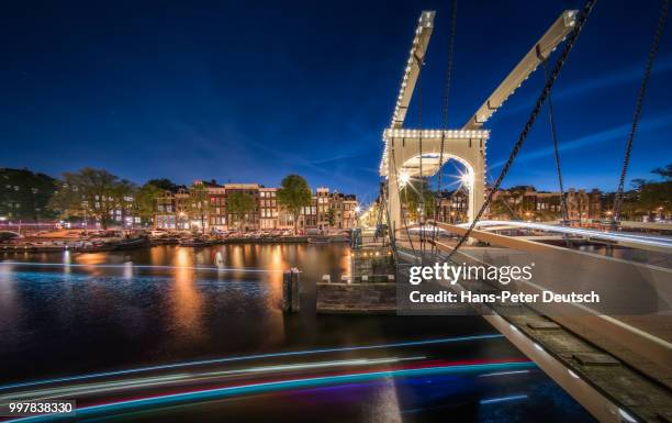 amstel bridge amsterdam - deutsch stock pictures, royalty-free photos & images