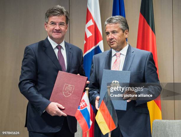The Slovakian Foreign Minister Miroslav Lajcak and the German Foreign Minister Sigmar Gabriel are holding up a statement to deepen the dialogue in...